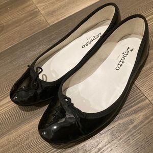 Women repetto flats fits like US 6